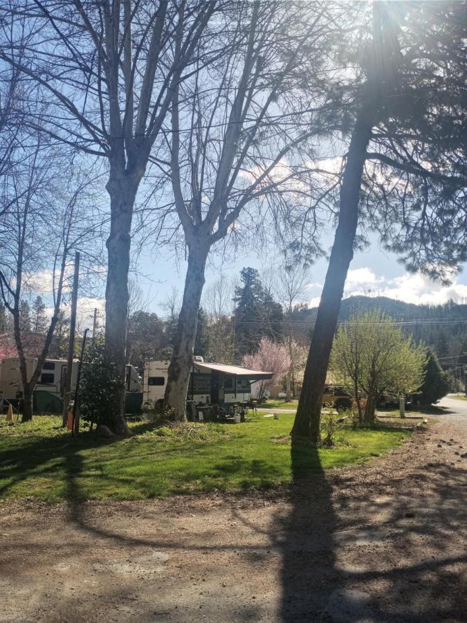 הפי קאמפ Bigfoot Rv & Cabins Park מראה חיצוני תמונה